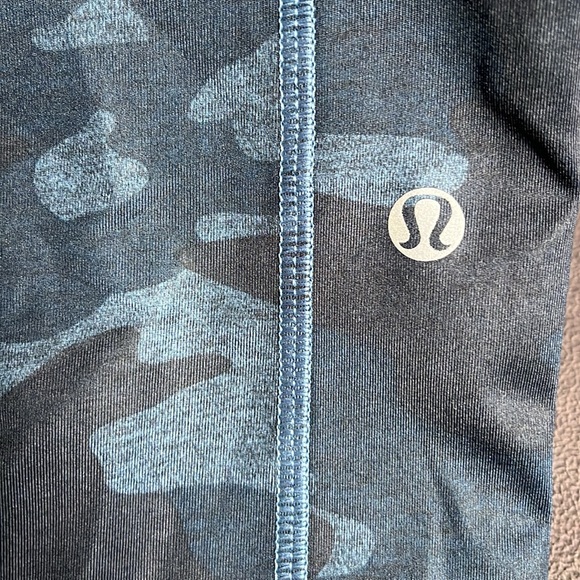 Lululemon size 2 fast and feee high rise tights with 3 pockets 28” inseam - Picture 2 of 4